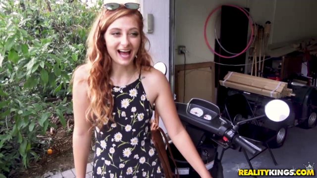 Превью Рыжая велосипедистка раком дает незнакомцу на улице № 23503