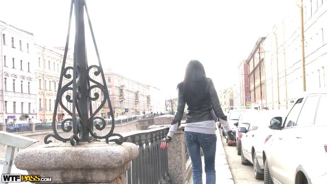 Превью Мотогонщик соблазнил брюнетку и привез на квартиру трахаться № 23569