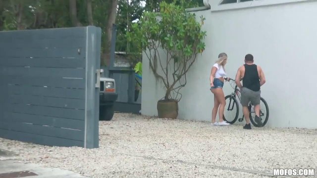 Превью Водитель привез на секс втроем домой двух блондинок № 23571