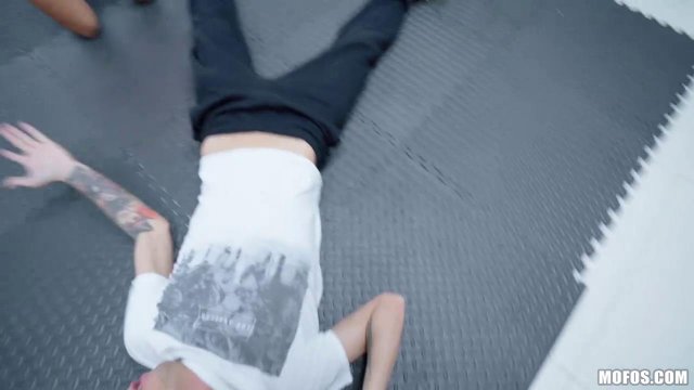 Превью Красавчик расслабляет двух латинок на тренировке бритым членом № 23606