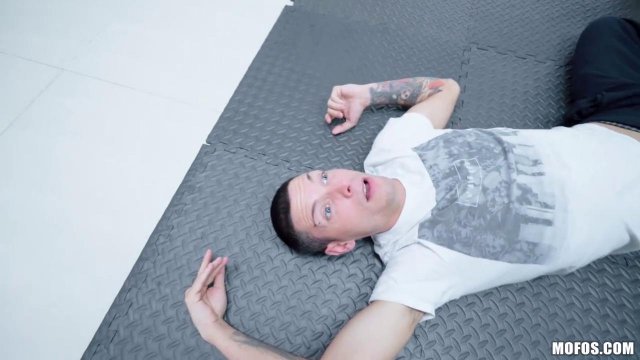 Превью Красавчик расслабляет двух латинок на тренировке бритым членом № 23606