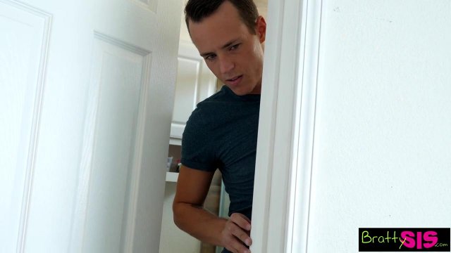 Превью Брюнетка садит на здоровый член сестру лучшего друга № 23611