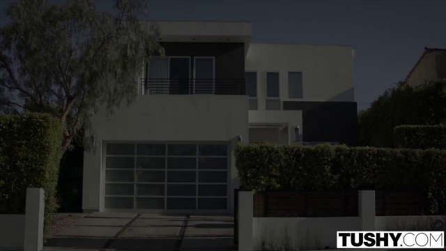 Превью Промасленная блондинка трахается в два члена с соседями № 23654