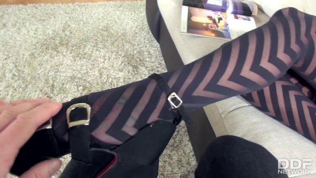 Превью Девка в полосатых колготках горлом шлифует член мужа № 23662