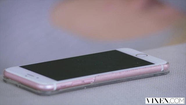 Превью Гламурная милфа на кровати все утро ебется с садовником № 23675