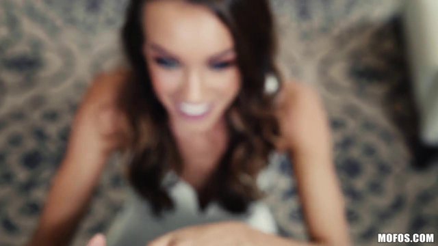 Превью Худышка не хочет слазить дырочкой с большой палки чувака № 23701