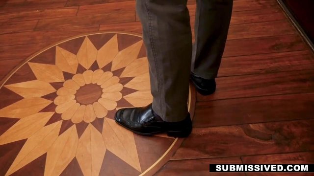 Превью Мужик заставил татуированную подругу лизать его бритое очко № 23712