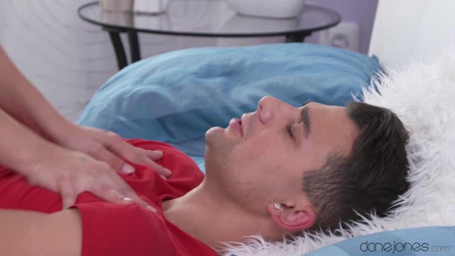 Превью Студент в красной майке накидал палок в промежность любовницы № 23714