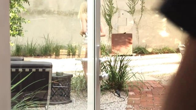 Превью Блондинке хочется дать в пизду пошлому курьеру № 23717