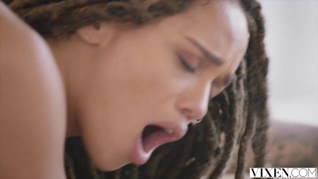 Превью Девушка-визажист ласкает мохнаткой член дизайнера № 23722