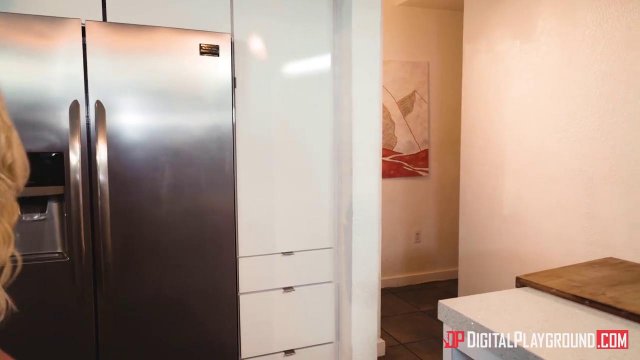 Превью Милфа соблазнила падчерицу в ванной и поласкала языком пизду № 23744