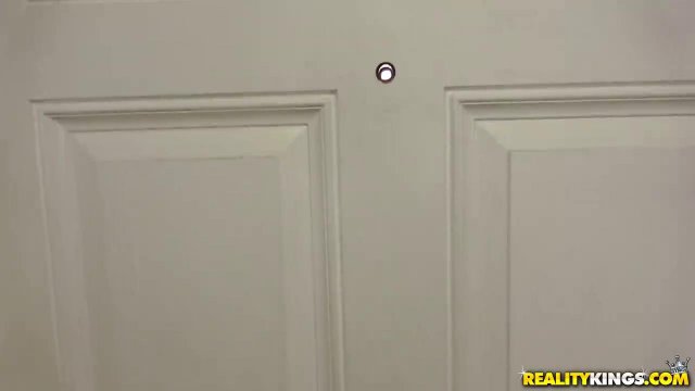 Превью Девушка-курьер в красной кепке раком трахается дома у клиента № 23752