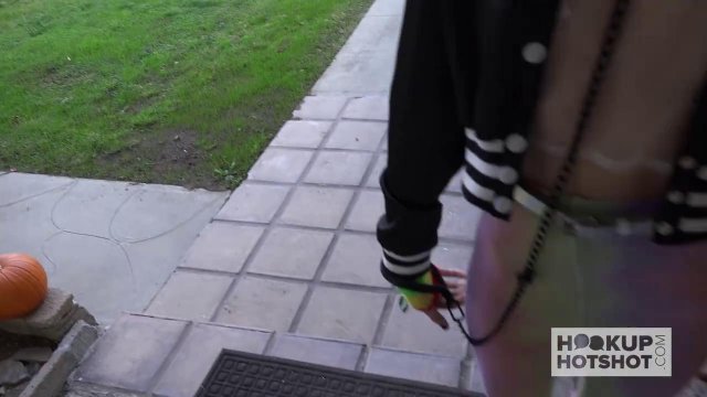 Превью Азиатка на красном диване дает модельеру в писюлю № 23754