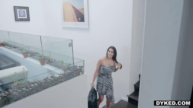 Превью Лесба хочет засунуть синий страпон в широкое влагалище партнерши № 23761