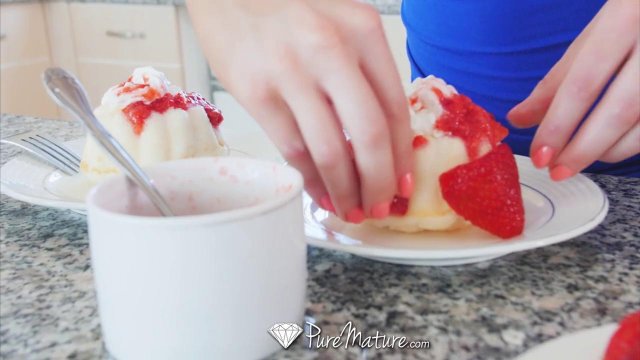 Превью Мужик полил сиськи подруге сливками и слизал их № 23767