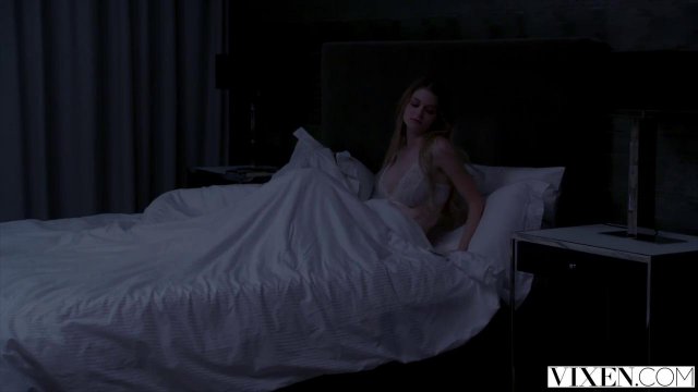 Превью Красавица отсасывает восточному мужику громадный пенис № 23774