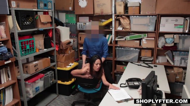 Превью Трахаясь с охранником, брюнетка словила на столе оргазм № 23801