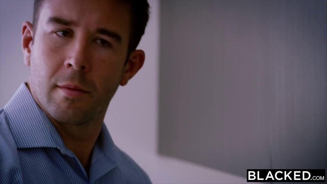 Превью Черный обожает ставить раком любовницу и давать большой хуец внутрь писи № 23831