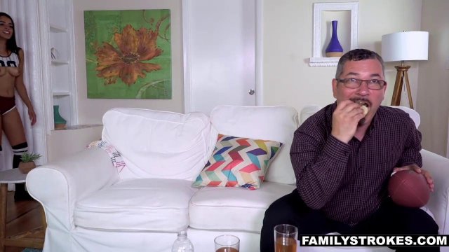 Красотка дает лучшему другу отца и хочет кончи на попку