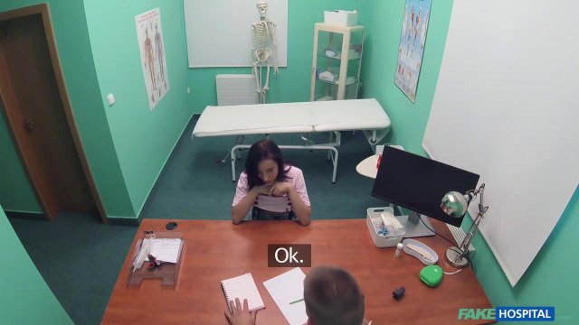 Превью Доктор на работе трахается с пациенткой на кушетке № 23875