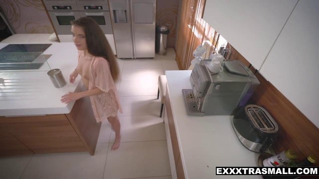 Превью Красавчик на кухонном столе наслаждается молодыми дырками чувихи № 23883