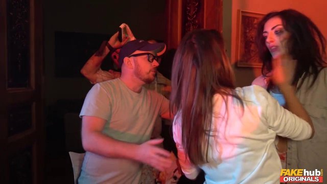 Превью Пьяная на вписке дала незнакомому парню в комнате в нежную пизду № 23901