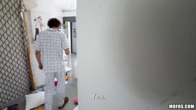 Превью Латиночка наскакалась влажной щелкой на бритом члене друга № 23909