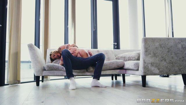 Превью Горничная поласкала здоровенный член господина на диване № 23917