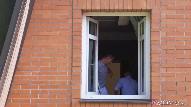 Превью Солдаты разминают киску и анус блондинки двумя длинными пенисами № 23927