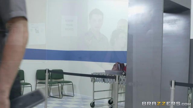 Превью Полицейский в участке порвал зеленые штаны на бабе и трахнул раком № 23966