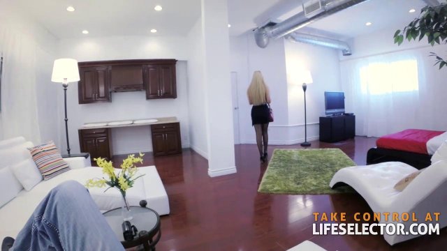 Превью Грудастая блондинка елозит теплой пиздой по стояку друга № 23968