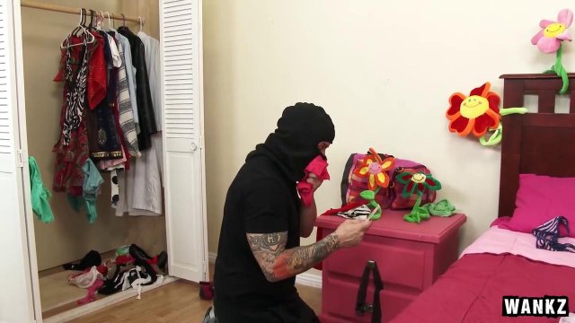 Превью Бандит в маске жестко отодрал хозяйку дома на кровати № 23971