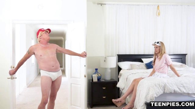 Превью Старый мужик раком наяривает в пизде девушки-курьера членом № 23996