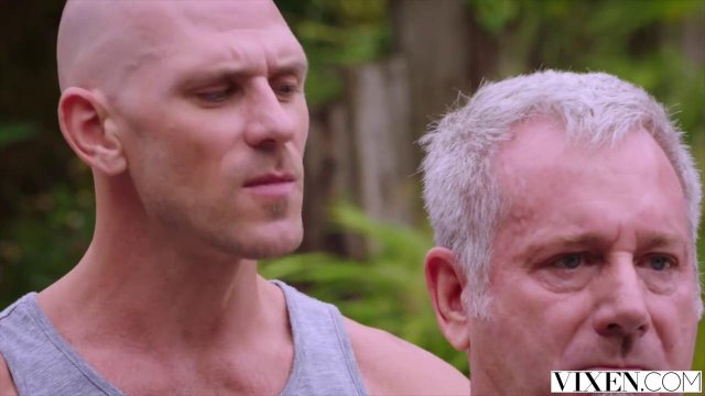 Превью Седой мужик разрешил садовнику трахнуть его молодую жену № 24006