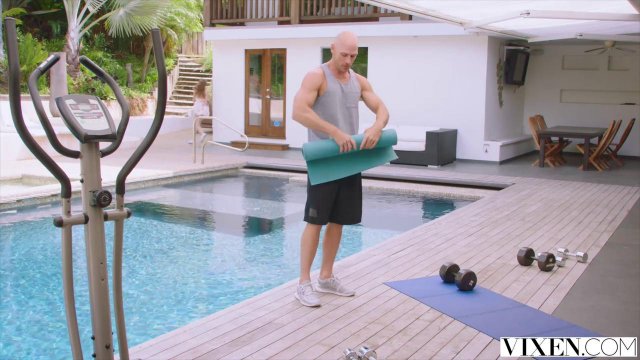 Превью Седой мужик разрешил садовнику трахнуть его молодую жену № 24006