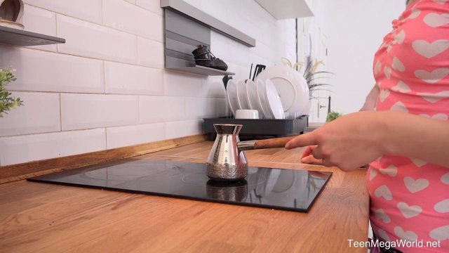 Превью Старый мужик раком на кухне отодрал в писюлю рыжую девушку № 35021