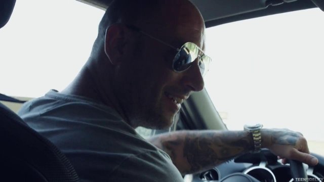 Превью Байкер в ванной грубо трахнул в ротик молодую стройную девушку № 35027