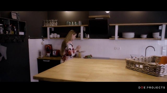 Превью Парень раком за столом отымел в узкую писечку девушку № 35052