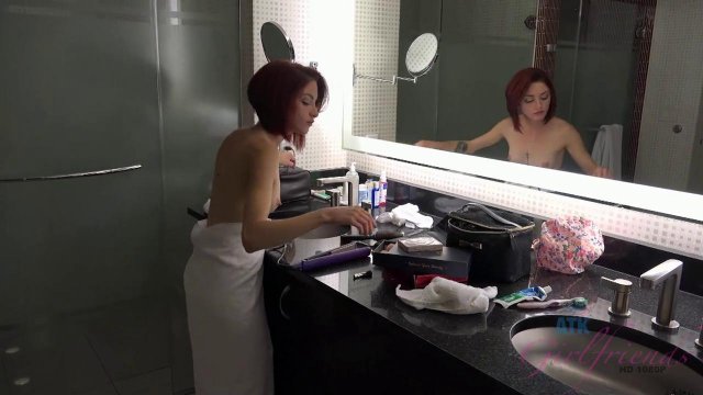 Превью Девушка наслаждается футфетишем с мускулистым футболистом № 35060