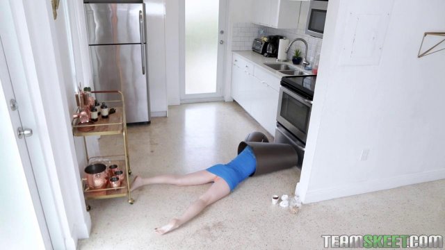 Превью Девушка давится громадным хуем теннисиста и кончает № 35081