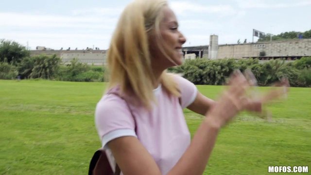 Превью Пикапер уболтал на жесткий секс в парке аппетитную туристку № 35101