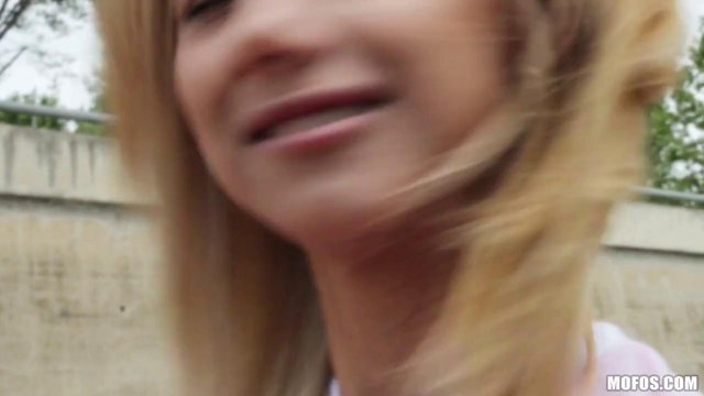 Превью Пикапер уболтал на жесткий секс в парке аппетитную туристку № 35101