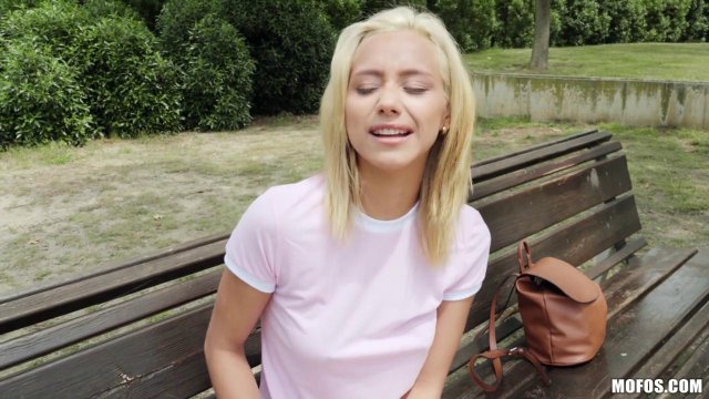 Пикапер уболтал на жесткий секс в парке аппетитную туристку