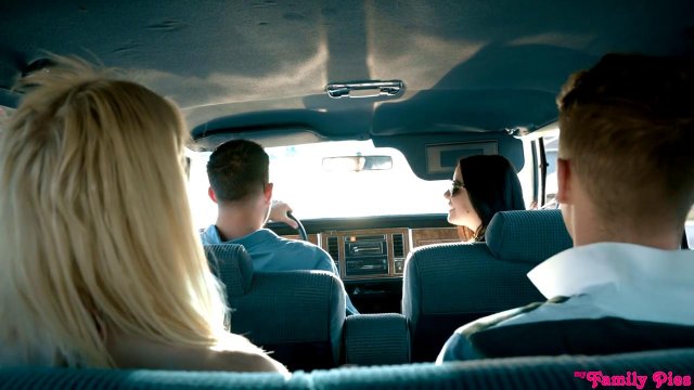 Превью Парень в машине растягивает сладкую пилотку подруги членом № 35111