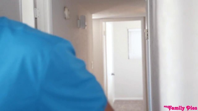 Превью Парень в машине растягивает сладкую пилотку подруги членом № 35111