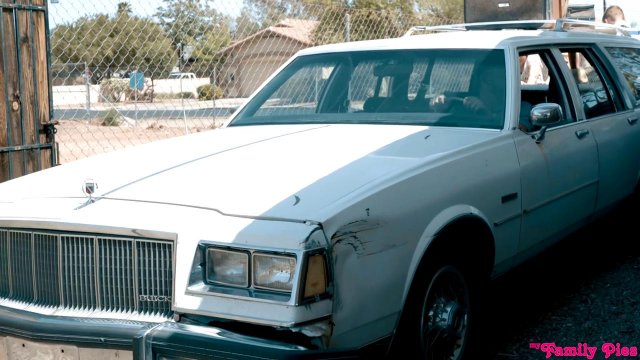 Превью Парень в машине растягивает сладкую пилотку подруги членом № 35111