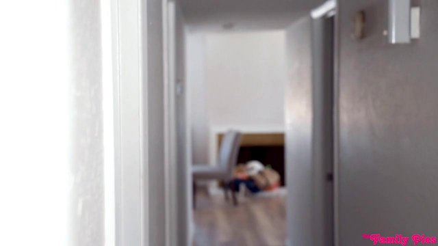 Превью Парень в машине растягивает сладкую пилотку подруги членом № 35111