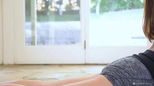 Превью Латинос разминает огромным хуем узкую вагину соседки № 35115