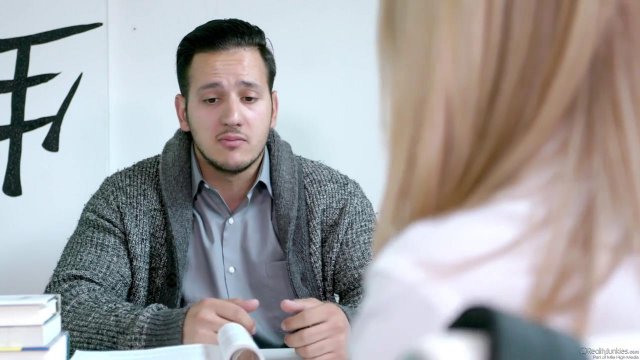 Превью Парень соблазнил дочку начальника и сделал ей куни № 35119