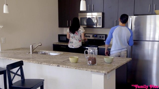 Превью Латинос изменяет жене на кухне с ебливой блондинкой № 35137